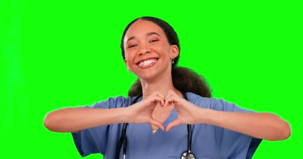 背景に隔離されたスタジオで 緑のスクリーンにハートの手を持つ笑顔 看護師 愛情ジェスチャーやサポートのための信頼のための絵文字と顔の肖像画 愛と医療外科医 — ストック動画