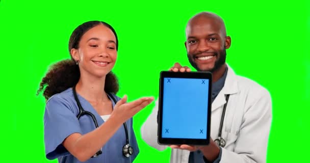 Tablet Praca Zespołowa Lekarze Wskazujący Zielony Ekran Studiu Odizolowany Tle — Wideo stockowe