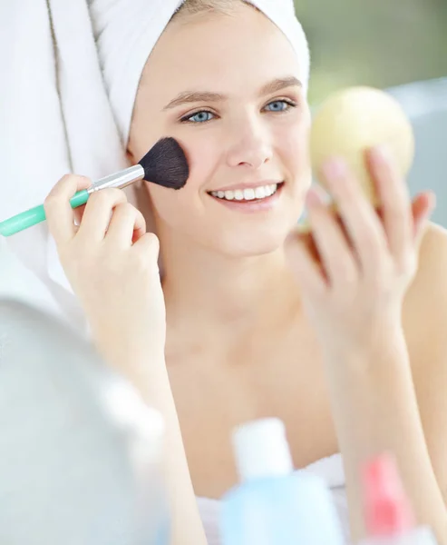 Giving Her Face Some Dimension Beautiful Woman Applying Blush Blush — Stock Photo, Image