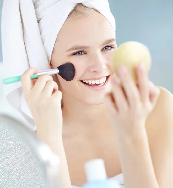 She Loves Accentuate Her Best Features Beautiful Woman Applying Blush — Stock Photo, Image