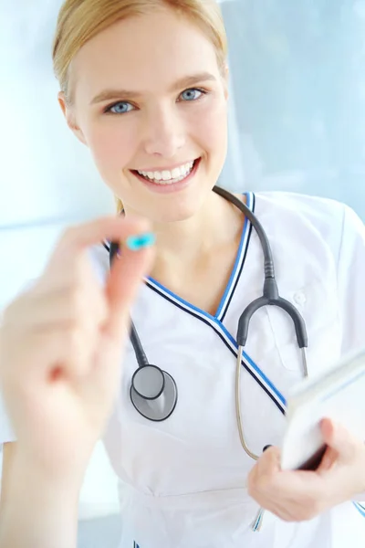 Prescrever Melhor Remédio Para Você Retrato Uma Enfermeira Bonita Segurando — Fotografia de Stock