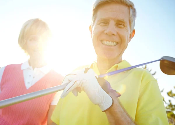 Het Beste Sport Ooit Aantrekkelijk Bejaarde Echtpaar Met Hun Golfclubs — Stockfoto