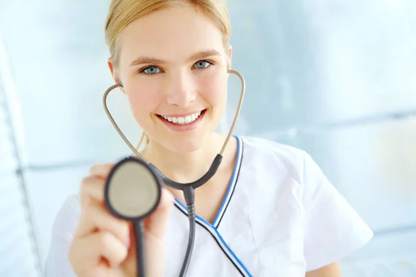 Treinar Para Ser Médico Retrato Uma Enfermeira Bonita Segurando Estetoscópio — Fotografia de Stock