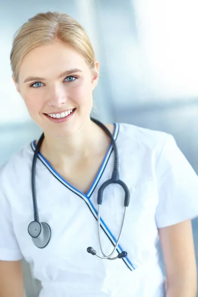 Profissional Carinhoso Retrato Uma Enfermeira Bonita Que Está Sorrindo — Fotografia de Stock