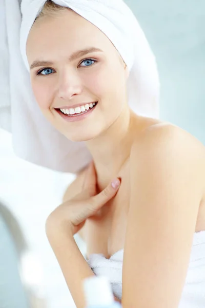 Looking Amazing Makeup Portrait Beautiful Natural Woman Her Towel Smiling — Stock Photo, Image