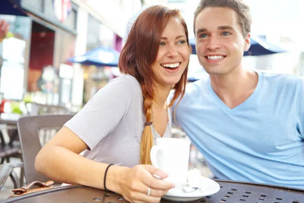 Poznajemy Się Lepiej Szczęśliwa Para Pijąca Kawę Zewnętrznej Kawiarni — Zdjęcie stockowe