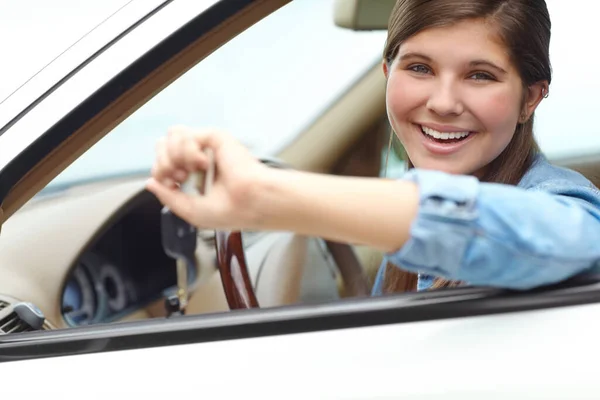Mam Swój Pierwszy Samochód Ładna Młoda Nastolatka Uśmiechnięta Ekscytująco Swoim — Zdjęcie stockowe