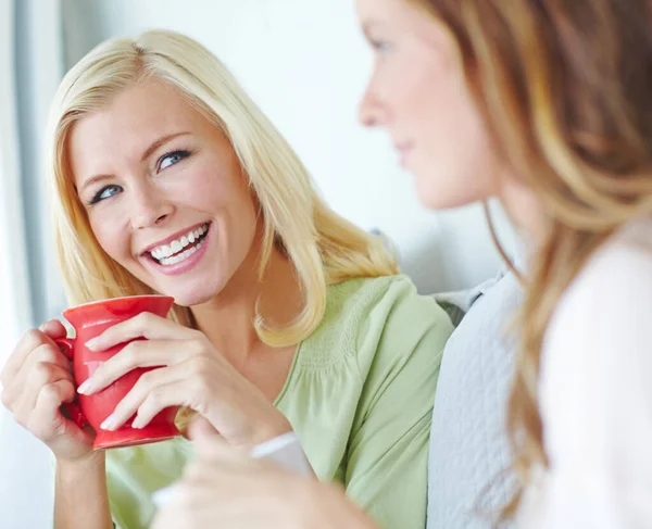 良い友人に追いつくために 二人の魅力的な若い女性が一緒にコーヒーを飲みながら笑う — ストック写真