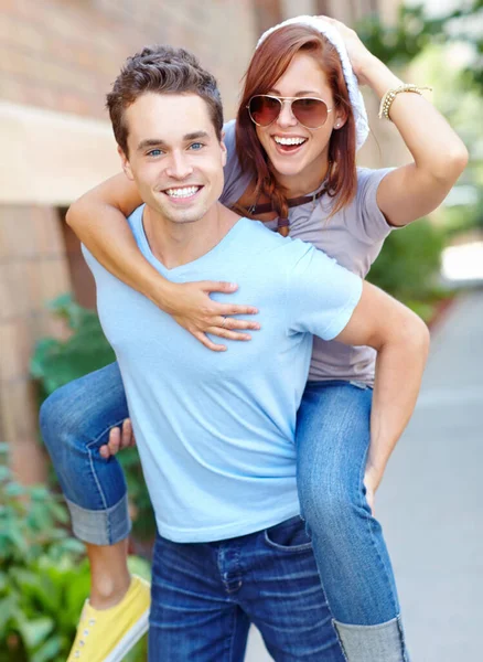 Verspielte Romantik Eine Glückliche Freundin Bekommt Ein Huckepack Von Ihrem — Stockfoto
