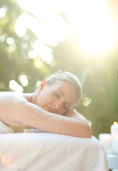 Genießen Sie Einen Tag Wellnessbereich Eine Attraktive Reife Frau Entspannt — Stockfoto