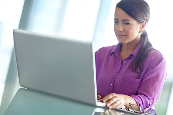 Taking Job Seriously Corporate Woman Working Her Laptop — Stock Photo, Image