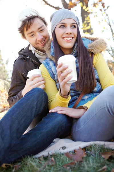 秋の朝の栄光 秋の日にコーヒーを飲みながら一緒に座っている優しい若いカップル — ストック写真