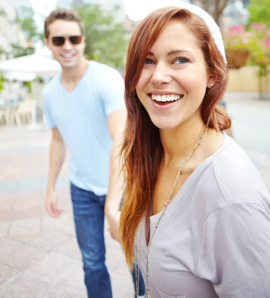 幸せの写真 街の通りで彼女のボーイフレンドと手を取り合って美しいです幸せな女性の肖像画 — ストック写真