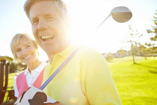 Ontspannen Golfbaan Het Beste Aantrekkelijk Bejaarde Echtpaar Met Hun Golfclubs — Stockfoto