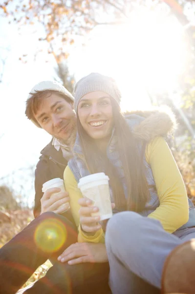 Café Abraços Livre Jovem Casal Amoroso Sentado Junto Enquanto Desfruta — Fotografia de Stock