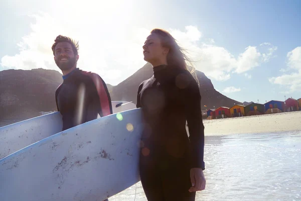Bereit Für Eine Epische Surf Session Ein Sportliches Junges Paar — Stockfoto