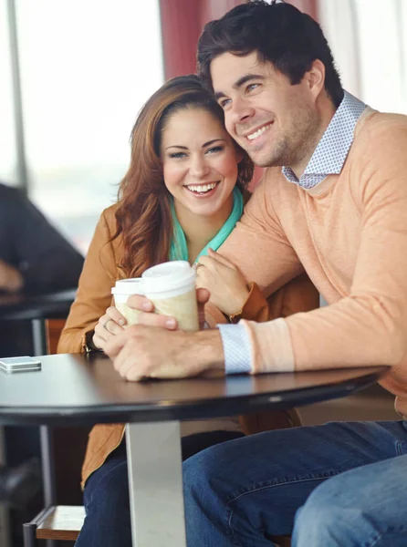 他真是个了不起的家伙 一对快乐的年轻夫妇在咖啡店约会 — 图库照片