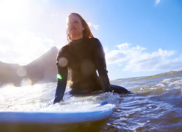 Alleen Mijn Surfplank Oceaan Een Jonge Vrouw Haar Surfplank Zee — Stockfoto