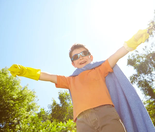 Злітаю Грайливий Маленький Хлопчик Одягнений Супергерой Вдома — стокове фото