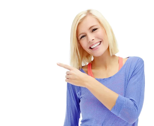 Ürüne Güveniyorum Sarışın Güzel Bir Kadın Beyaz Boşluğu Işaret Ederken — Stok fotoğraf