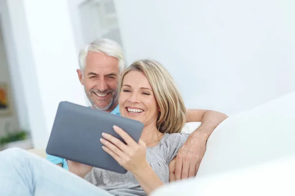 Surfing Net Together Mature Couple Using Digital Tablet While Sitting — Stock Photo, Image