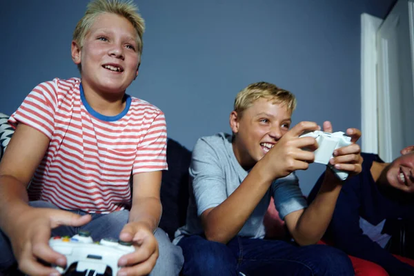 Είναι Φοβερός Χειριστήριο Νεαρά Αγόρια Που Παίζουν Βιντεοπαιχνίδια — Φωτογραφία Αρχείου