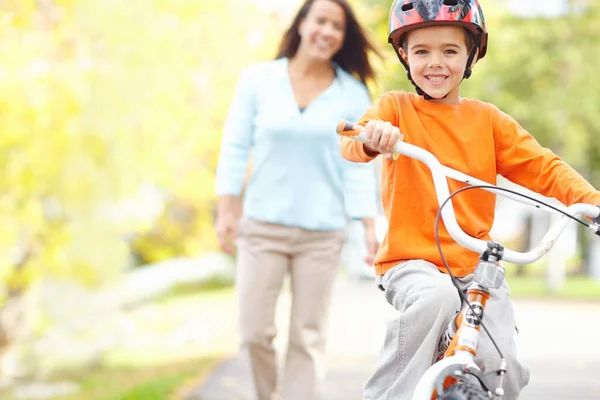 Mit Dem Fahrrad Park Eine Mutter Und Ihr Sohn Genießen — Stockfoto