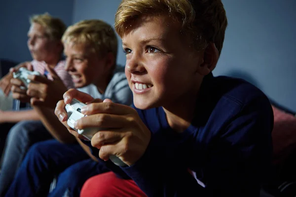 Nur Ein Bisschen Freundschaftliche Konkurrenz Junge Spielen Videospiele — Stockfoto