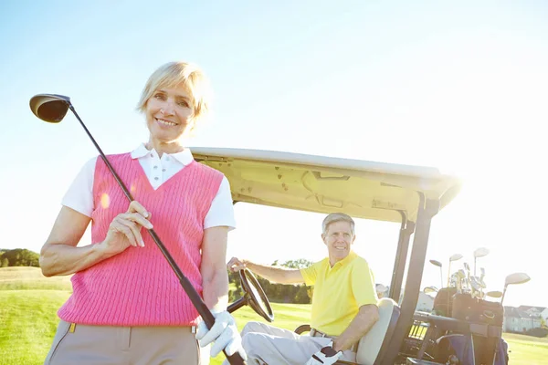 Een Beetje Golf Low Angle Shot Van Een Aantrekkelijke Oudere — Stockfoto