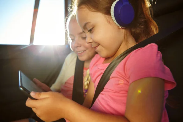 Viajante Experiente Tecnologia Duas Meninas Viajando Carro — Fotografia de Stock