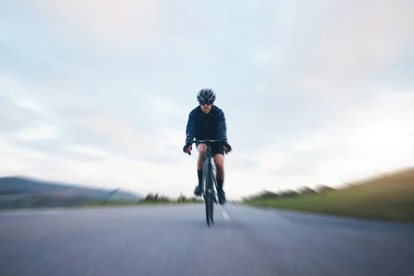 为了训练 比赛和锦标赛 与公路上的妇女进行快速 竞赛和自行车比赛 与骑自行车的女骑手一起做运动 运动和三项全能运动 以获得自由 运动和速度 但运动模糊 — 图库照片