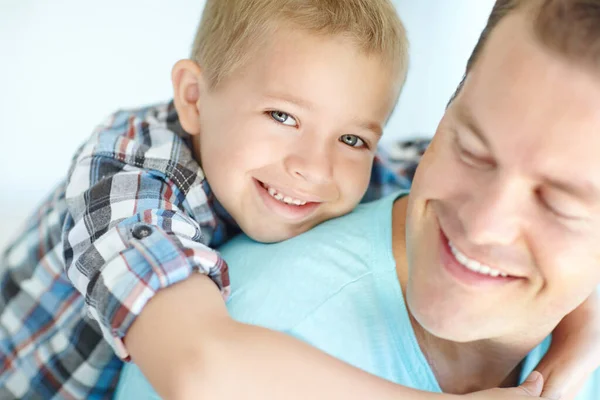 Ligação Entre Pai Filho Menino Bonito Abraçando Seu Pai Sorrindo — Fotografia de Stock