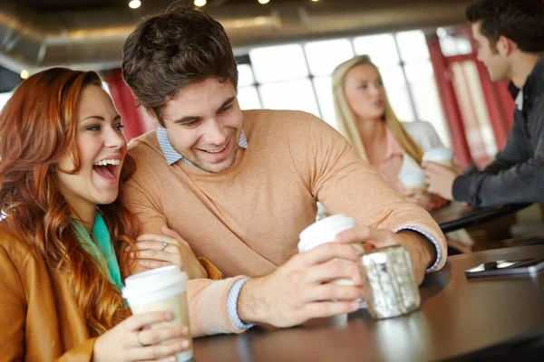 あなたはとても面白い コーヒーショップでのデートの幸せな若いカップル — ストック写真