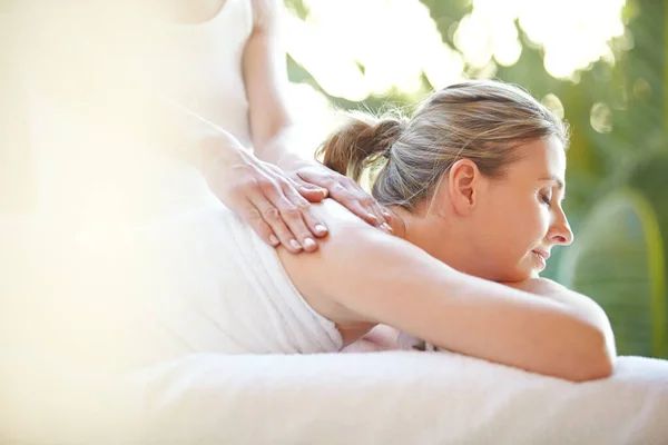 Pura Beatitudine Del Corpo Una Donna Matura Attraente Ottenere Massaggio — Foto Stock