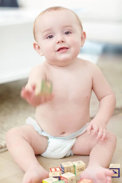 Puedes Quedarte Con Éste Niño Adorable Usando Pañal Mientras Juega —  Fotos de Stock