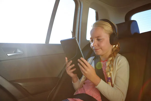 Levando Tablet Para Passeio Uma Menina Viajando Carro — Fotografia de Stock