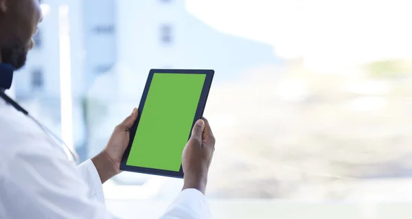Médico Homem Mãos Com Tela Verde Tablet Para Telessaúde Saúde — Fotografia de Stock