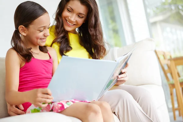 あなたの心が言葉の中で失われるようにしなさい 母親と娘が一緒に本を読んで絆の瞬間を共有する — ストック写真