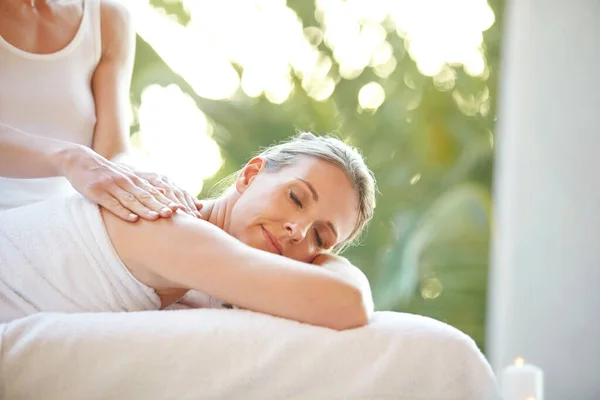 Spa Suo Posto Felice Una Donna Matura Attraente Ottenere Massaggio — Foto Stock