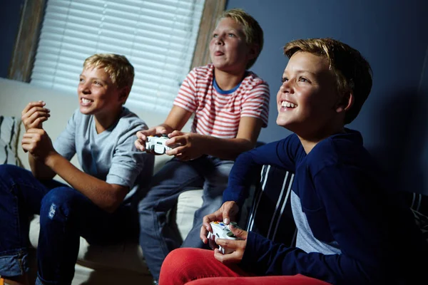 Mostrando Sus Amigos Cómo Hace Chicos Jóvenes Jugando Videojuegos —  Fotos de Stock