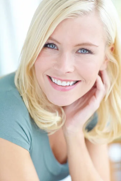 Wspaniałe Naturalne Piękno Portret Pięknej Blondynki Uśmiechniętej — Zdjęcie stockowe