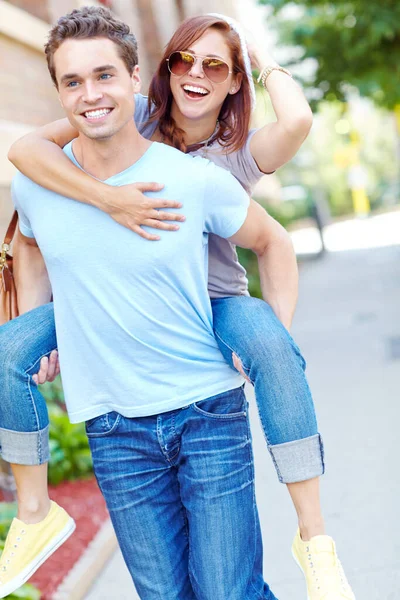 Verspielte Romantik Eine Glückliche Freundin Bekommt Ein Huckepack Von Ihrem — Stockfoto