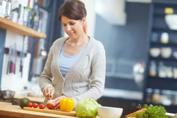 Cortando Cocina Una Atractiva Mujer Picando Verduras Mostrador Cocina — Foto de Stock