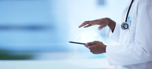 Mockup Mãos Médico Com Tablet Futurista Inovação Para Medicare Telessaúde — Fotografia de Stock