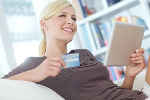 Güzel Bir Kadın Dijital Tabletini Kullanarak Evde Online Alışveriş Yapıyor — Stok fotoğraf