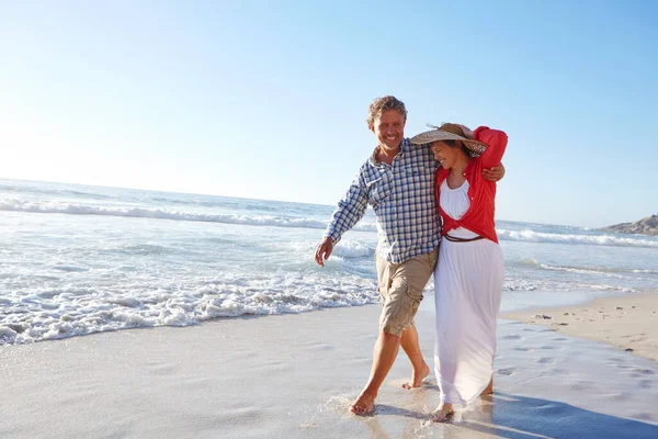 彼らは絶望的なロマン主義者だ 成熟した夫婦は午後遅くにビーチを散歩し — ストック写真