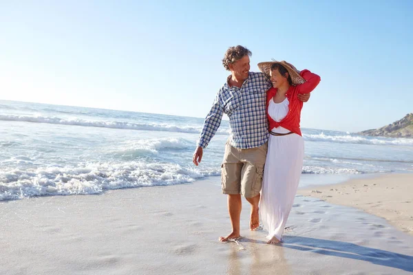 生きること 愛すること 笑うこと 成熟した夫婦は午後遅くにビーチを散歩し — ストック写真