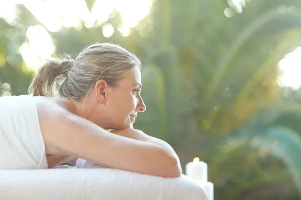 Precisava Uma Mulher Madura Atraente Relaxar Numa Mesa Massagens Num — Fotografia de Stock