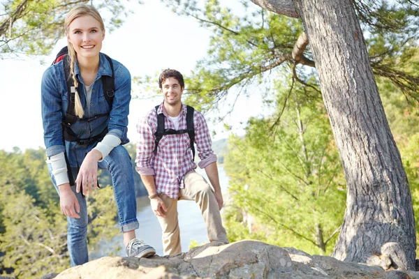 一对年轻夫妇一起登山 一起爬上山坡 — 图库照片