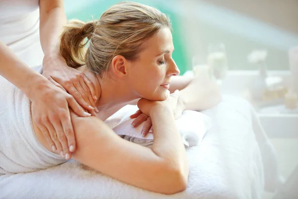 Behandlar Hennes Kropp Med Mssage Attraktiv Mogen Kvinna Att Massage — Stockfoto